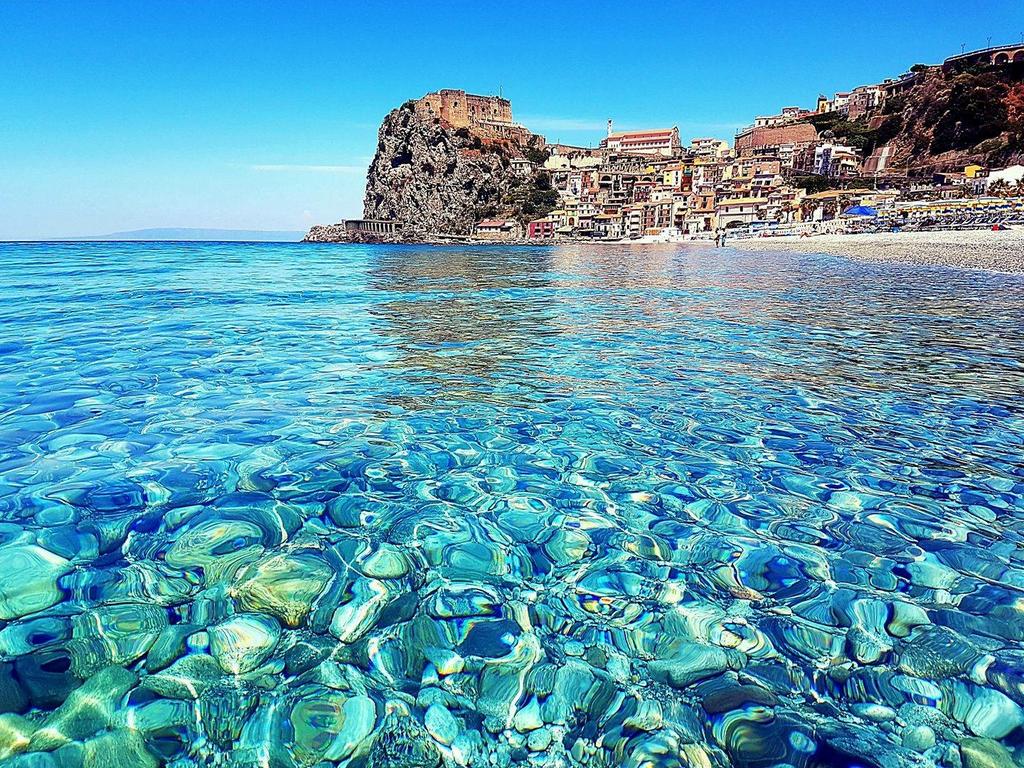 La Costa Viola: Scilla, il castello e il mare turchese